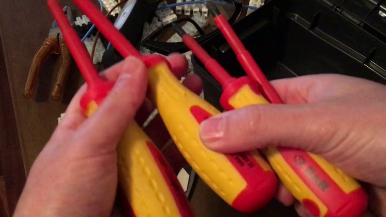 Gu&iacute;a para Comprobar el Estado de los Enchufes con Herramientas B&aacute;sicas